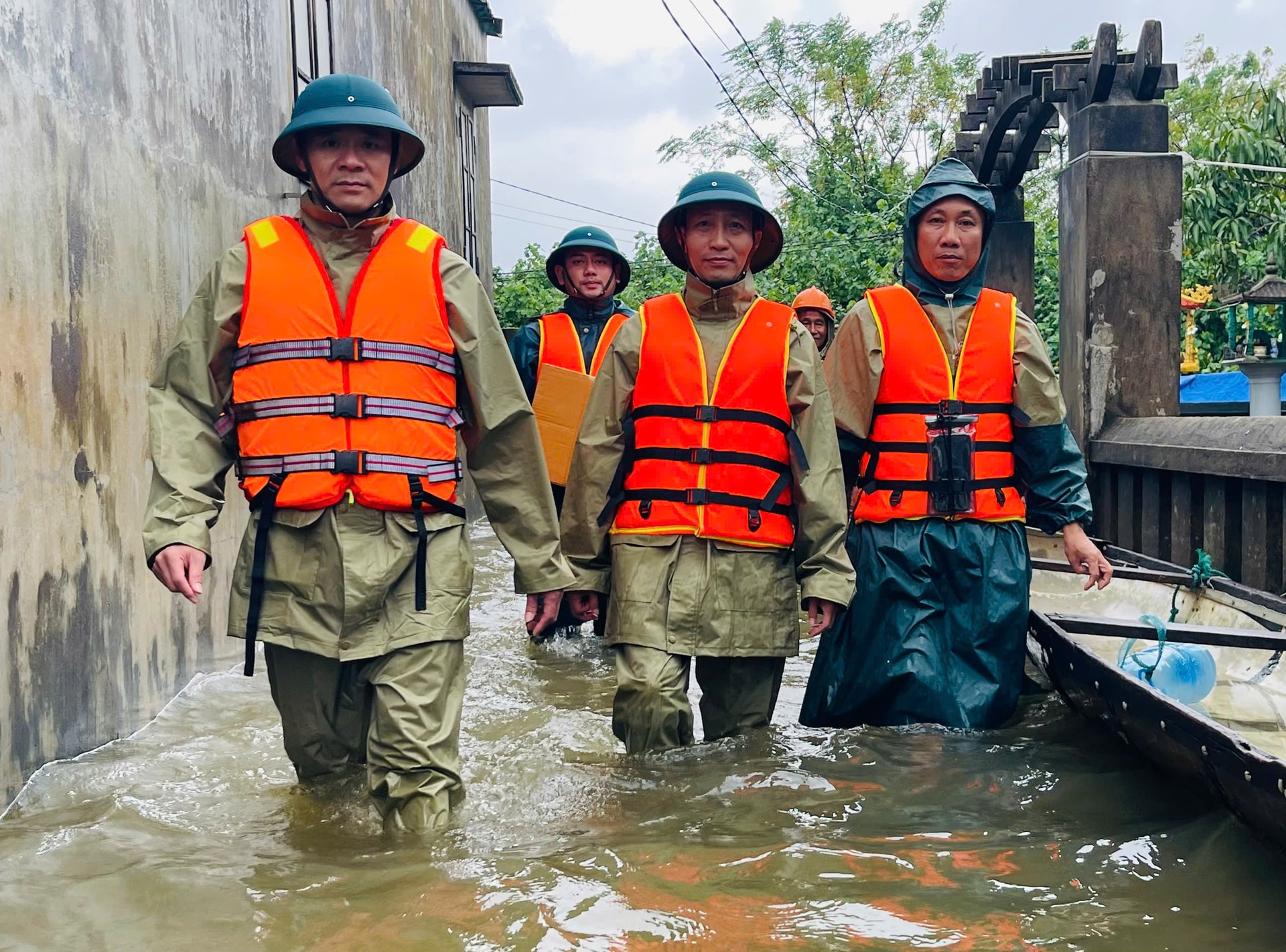 Sạt lở uy hiếp Quốc lộ 49, nhiều khu vực ở Huế vẫn ngập sâu- Ảnh 3. Sạt lở uy hiếp Quốc lộ 49, nhiều khu vực ở Huế vẫn ngập sâu- Ảnh 3.