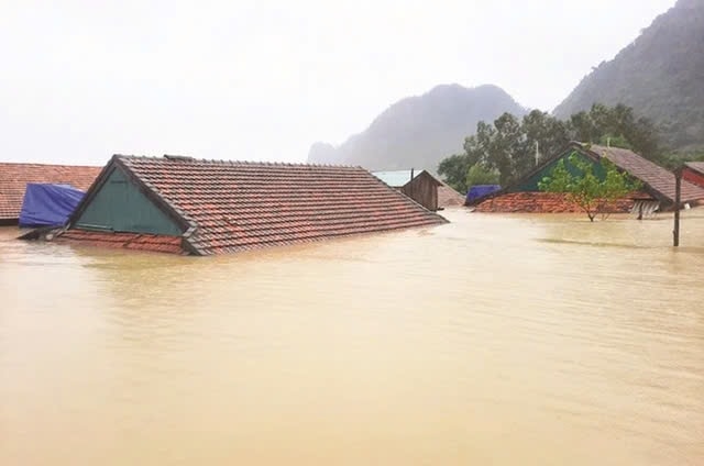 Miền Trung 'thoát' đợt mưa cực lớn nhờ yếu tố bất ngờ- Ảnh 2. Miền Trung 'thoát' đợt mưa cực lớn nhờ yếu tố bất ngờ- Ảnh 2.