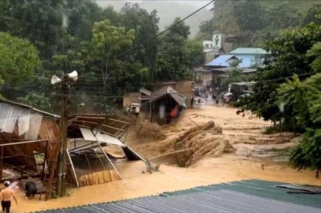 Mưa lớn dồn dập từ Hà Tĩnh đến Đà Nẵng, nhiều khu vực có nguy cơ lũ quét và sạt lở đất- Ảnh 2. Mưa lớn dồn dập từ Hà Tĩnh đến Đà Nẵng, nhiều khu vực có nguy cơ lũ quét và sạt lở đất- Ảnh 2.