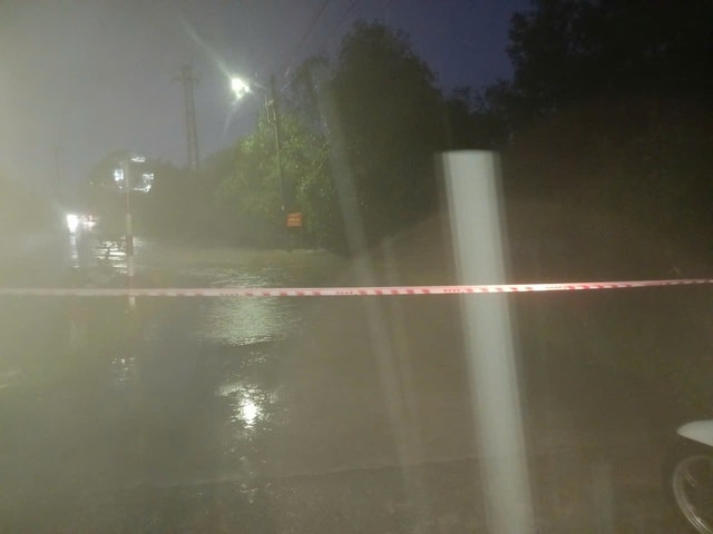 Taxi điện bị nước lũ cuốn trôi trong đêm, tài xế may mắn thoát nạn- Ảnh 1.