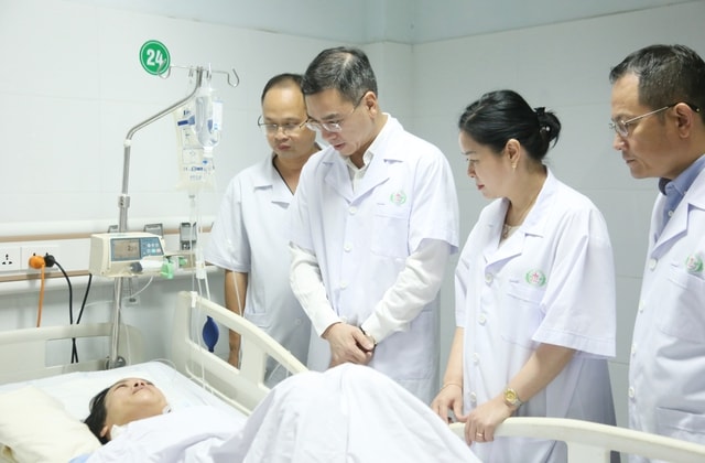 Tạm giữ hình sự đối tượng dùng dao tấn công khiến nhiều người bị thương tại Bệnh viện Sản Nhi Nghệ An- Ảnh 2. Tạm giữ hình sự đối tượng dùng dao tấn công khiến nhiều người bị thương tại Bệnh viện Sản Nhi Nghệ An- Ảnh 2.