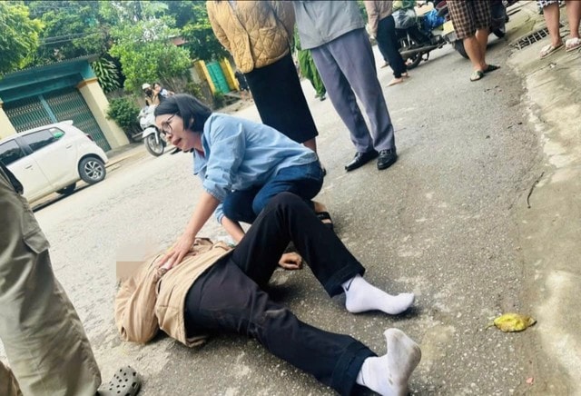 Trên đường đi họp, Giám đốc bệnh viện dừng xe khẩn cấp cứu người bị tai nạn- Ảnh 2. Trên đường đi họp, Giám đốc bệnh viện dừng xe khẩn cấp cứu người bị tai nạn- Ảnh 2.