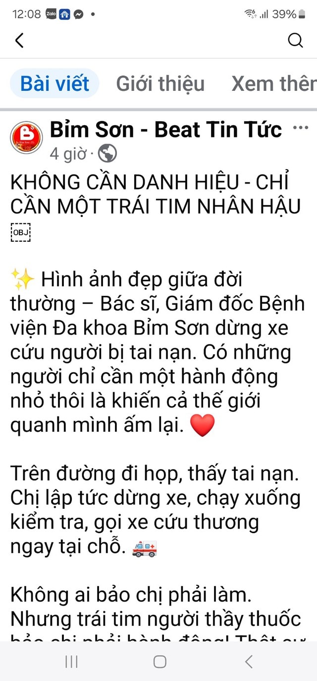 Trên đường đi họp, Giám đốc bệnh viện dừng xe khẩn cấp cứu người bị tai nạn- Ảnh 1. Trên đường đi họp, Giám đốc bệnh viện dừng xe khẩn cấp cứu người bị tai nạn- Ảnh 1.