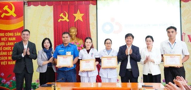 'Hãy để thầy thuốc được cứu người trong môi trường an toàn'- Ảnh 5. 'Hãy để thầy thuốc được cứu người trong môi trường an toàn'- Ảnh 5.