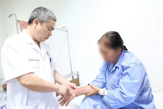 Cấy chỉ giảm đau xương khớp, người phụ nữ bị nhiễm trùng viêm mô bào- Ảnh 2. Cấy chỉ giảm đau xương khớp, người phụ nữ bị nhiễm trùng viêm mô bào- Ảnh 2.
