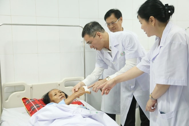 'Hãy để thầy thuốc được cứu người trong môi trường an toàn'- Ảnh 3. 'Hãy để thầy thuốc được cứu người trong môi trường an toàn'- Ảnh 3.