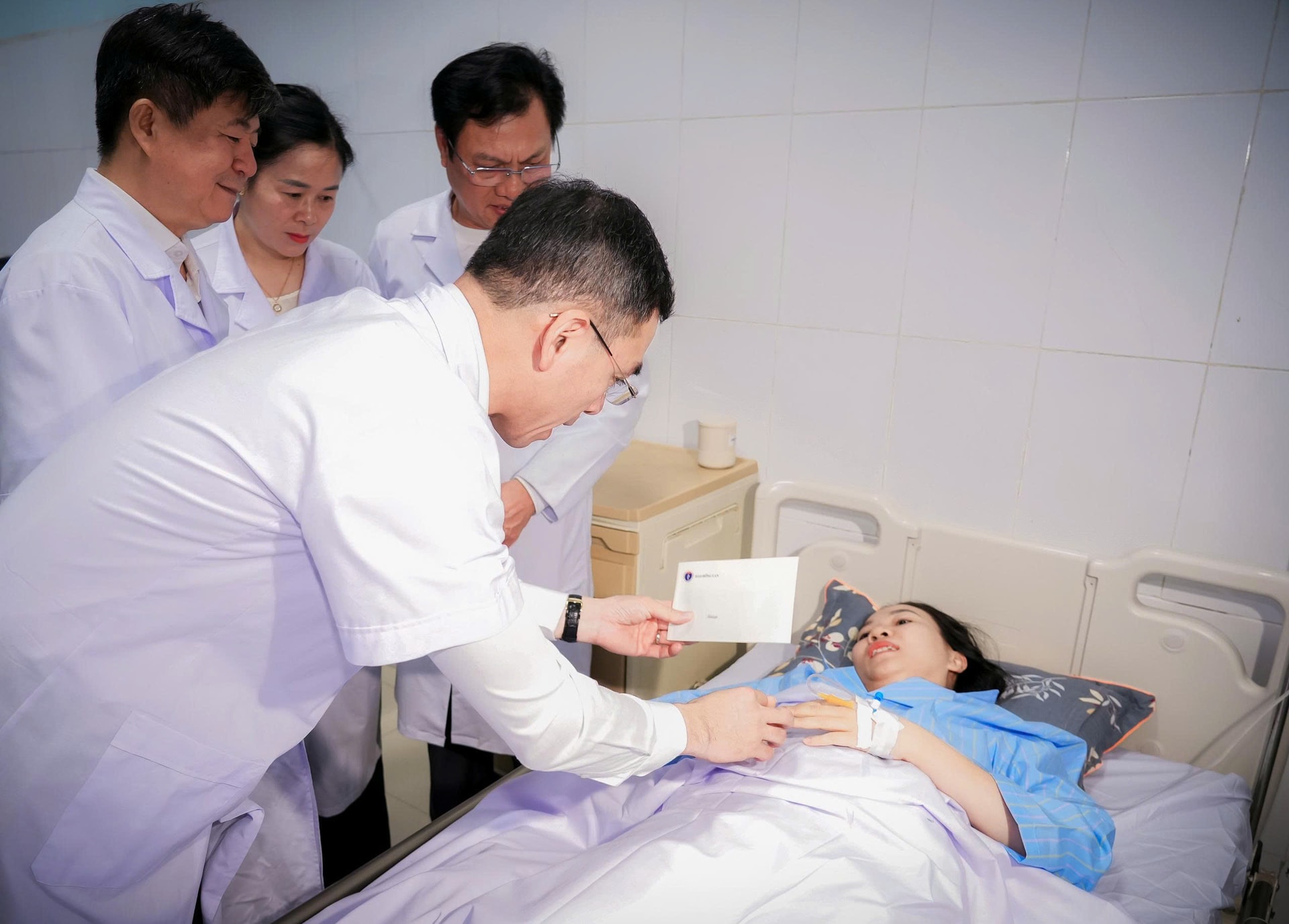 Tặng bằng khen của Bộ trưởng Bộ Y tế cho 1 tập thể, 4 điều dưỡng dũng cảm bảo vệ bệnh nhân trong vụ tấn công ở Nghệ An- Ảnh 1. Tặng bằng khen của Bộ trưởng Bộ Y tế cho 1 tập thể, 4 điều dưỡng dũng cảm bảo vệ bệnh nhân trong vụ tấn công ở Nghệ An- Ảnh 1.