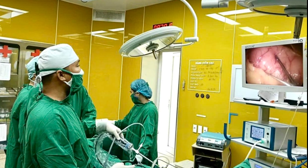 Người đàn ông 68 tuổi bị dị vật kim loại xuyên thủng dạ dày vào tụy- Ảnh 1. Người đàn ông 68 tuổi bị dị vật kim loại xuyên thủng dạ dày vào tụy- Ảnh 1.