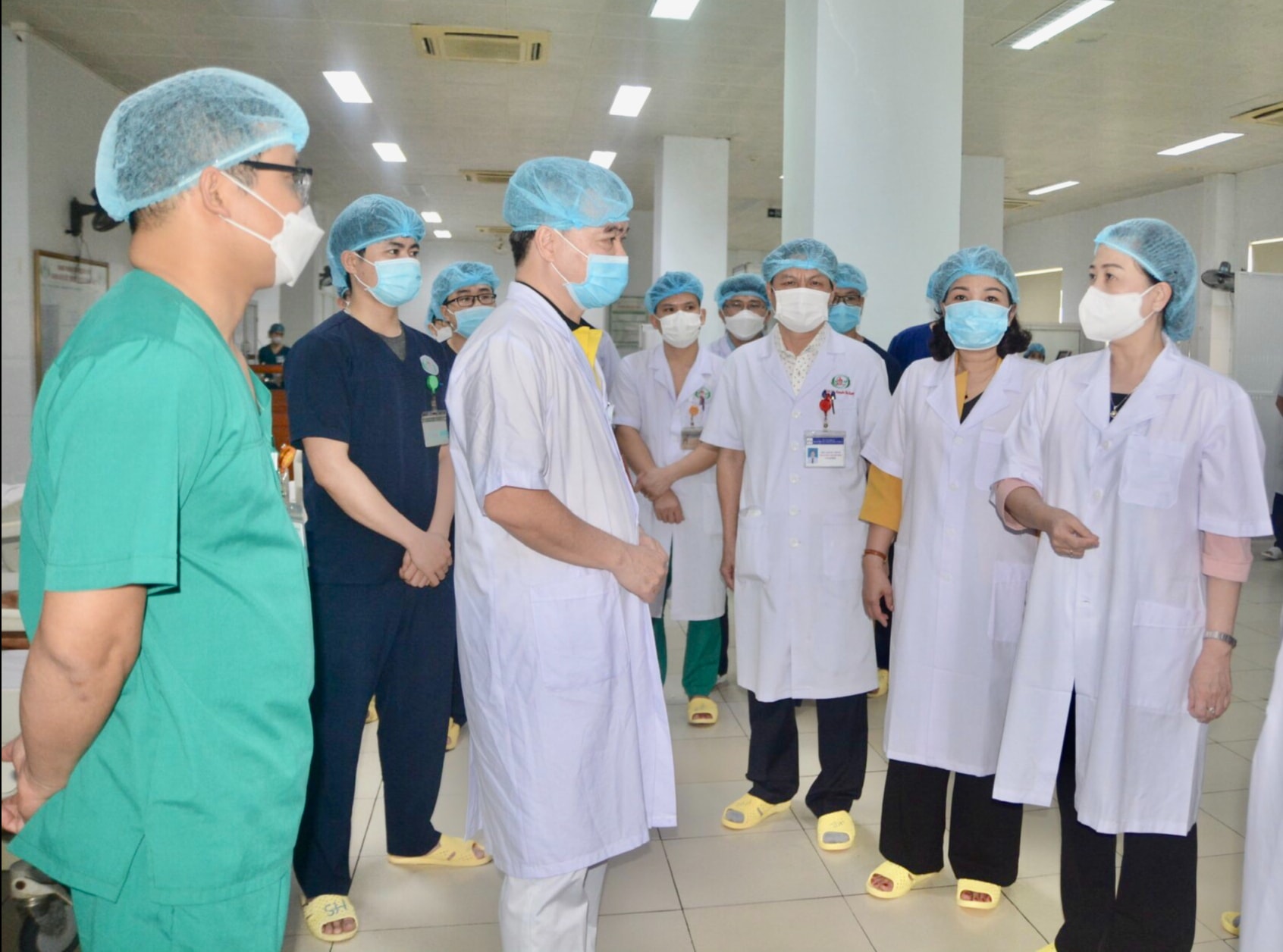 Bộ trưởng Bộ Y tế: 'Đội ngũ y bác sĩ phải được bảo vệ trong bất cứ trường hợp nào'- Ảnh 2. Bộ trưởng Bộ Y tế: 'Đội ngũ y bác sĩ phải được bảo vệ trong bất cứ trường hợp nào'- Ảnh 2.
