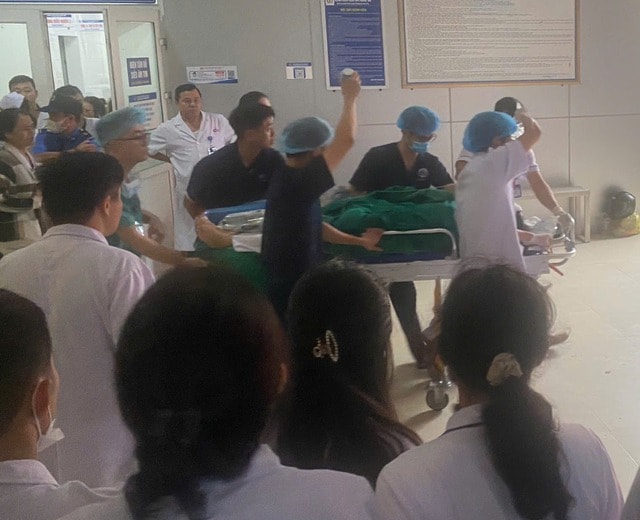 Vụ tấn công tại Bệnh viện Sản Nhi Nghệ An: Nhân viên y tế hoàn toàn xứng đáng được xem xét tặng Huân chương Dũng cảm- Ảnh 1. Vụ tấn công tại Bệnh viện Sản Nhi Nghệ An: Nhân viên y tế hoàn toàn xứng đáng được xem xét tặng Huân chương Dũng cảm- Ảnh 1.