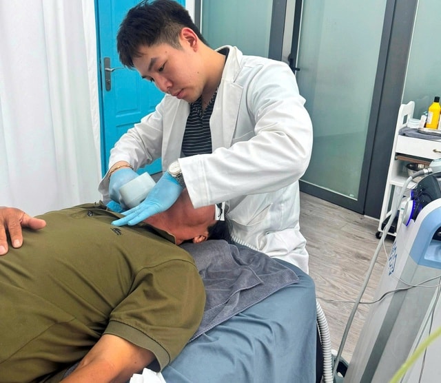 Khởi tố, bắt tạm giam nhóm giả danh bác sĩ lừa đảo hơn 17 tỷ đồng- Ảnh 3. Khởi tố, bắt tạm giam nhóm giả danh bác sĩ lừa đảo hơn 17 tỷ đồng- Ảnh 3.