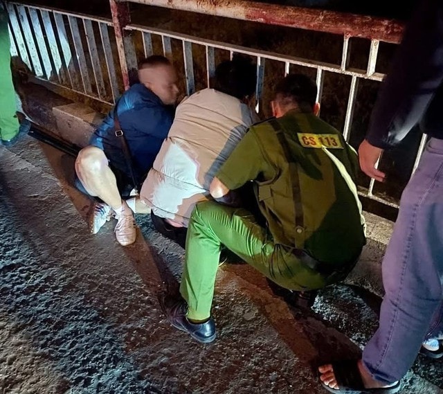 Nam thanh niên cầm dao có ý định tự tử trên cầu Chương Dương- Ảnh 1. Nam thanh niên cầm dao có ý định tự tử trên cầu Chương Dương- Ảnh 1.