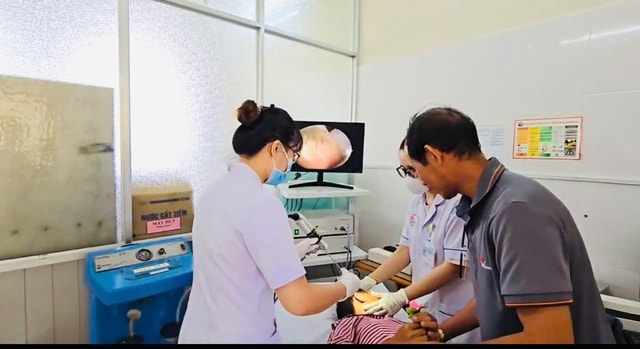 5 con dòi sống cạnh xác côn trùng trong tai người phụ nữ- Ảnh 1. 5 con dòi sống cạnh xác côn trùng trong tai người phụ nữ- Ảnh 1.