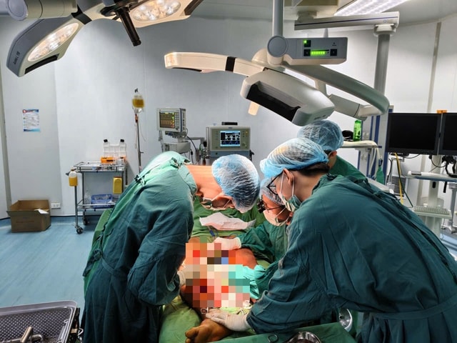 Ca đại phẫu 'bắc cầu động mạch khoeo' giữ lại chân cho chàng trai trẻ - Ảnh 1.