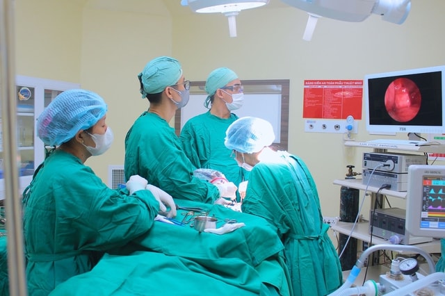 Uống nước chảy ra mũi do thủng xoang hàm sau nhổ răng khôn- Ảnh 1.