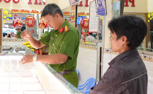 Bắt đối tượng cướp vàng sau 16 giờ gây án- Ảnh 2. Bắt đối tượng cướp vàng sau 16 giờ gây án- Ảnh 2.