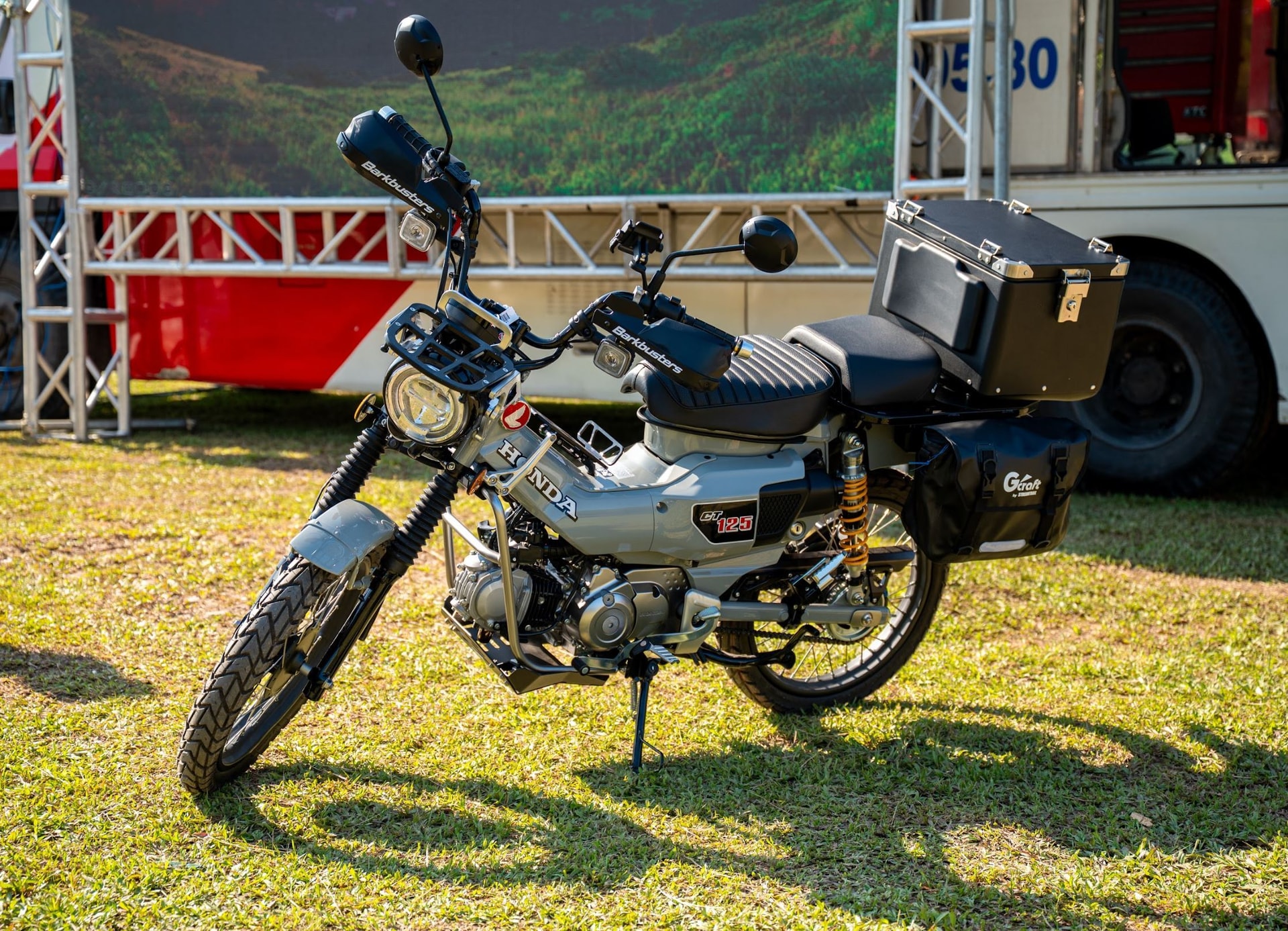 Thiết kế pô vắt cao không chỉ tạo điểm nhấn độc đáo mà còn giúp xe dễ dàng vượt qua địa hình gồ ghề, băng qua chướng ngại vật. (Ảnh: HVN)