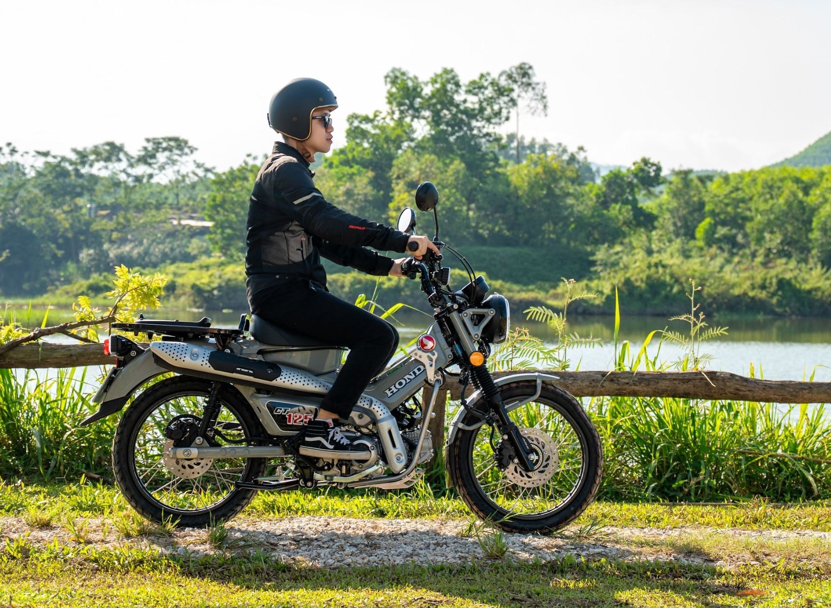 CT125 có khung bảo vệ gầm cứng cáp bao quanh động cơ, giúp hạn chế tối đa va đập từ đá, sỏi hay chướng ngại vật trên địa hình phức tạp. (Ảnh: HVN)