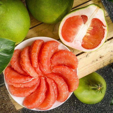 Nên uống nước ép bưởi hay ăn bưởi nguyên múi?- Ảnh 1. Nên uống nước ép bưởi hay ăn bưởi nguyên múi?- Ảnh 1.