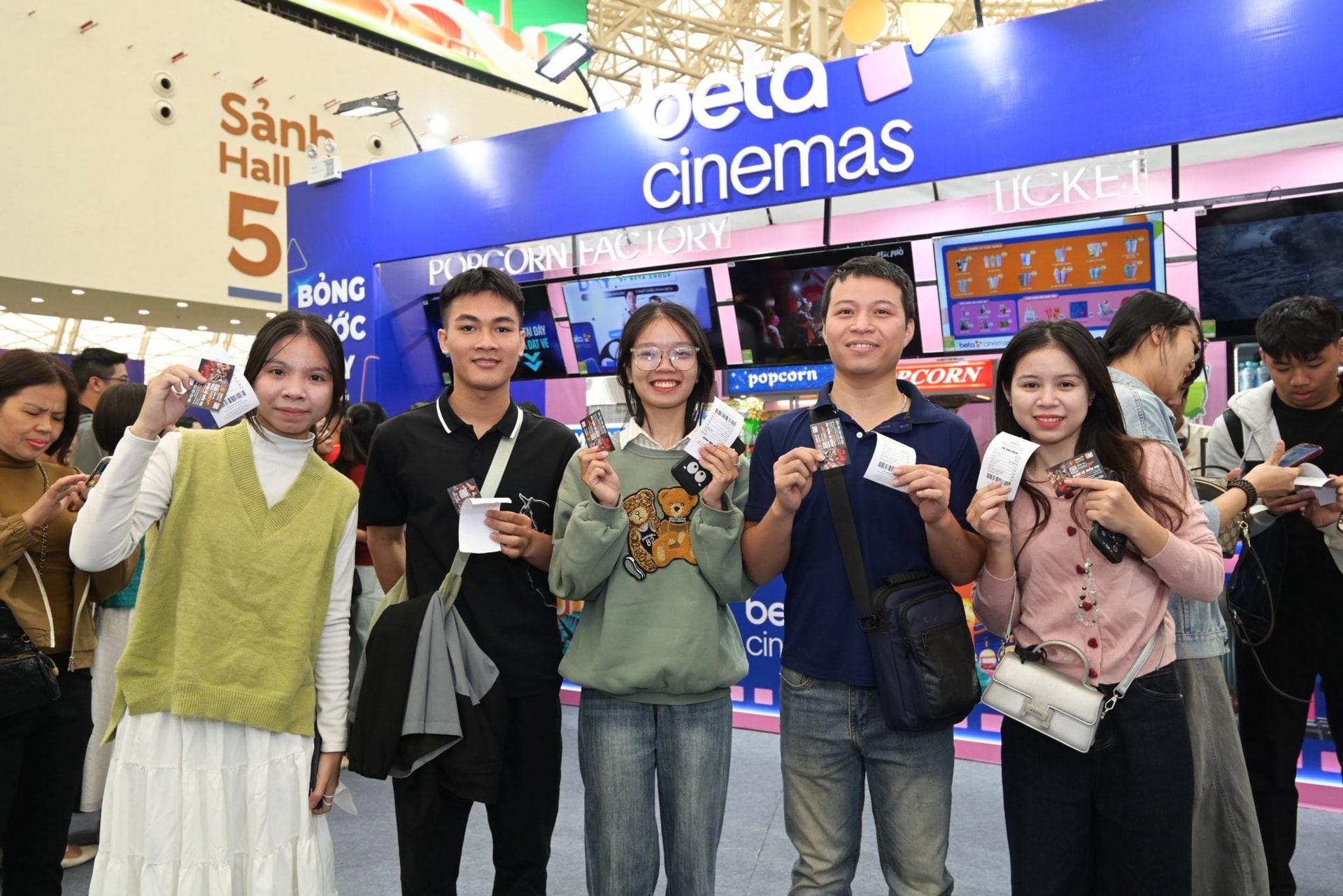 Người dân xếp hàng trải nghiệm 'siêu hội chợ' trong  ngày đầu mở cửa- Ảnh 7. Người dân xếp hàng trải nghiệm 'siêu hội chợ' trong  ngày đầu mở cửa- Ảnh 7.