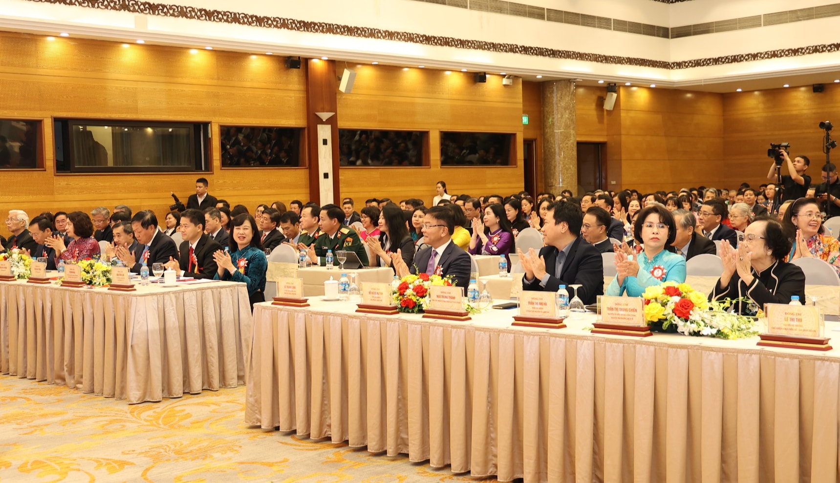 Phong trào thi đua yêu nước thúc đẩy toàn ngành Y tế thực hiện vượt mức các mục tiêu chăm sóc sức khoẻ nhân dân- Ảnh 1. Phong trào thi đua yêu nước thúc đẩy toàn ngành Y tế thực hiện vượt mức các mục tiêu chăm sóc sức khoẻ nhân dân- Ảnh 1.