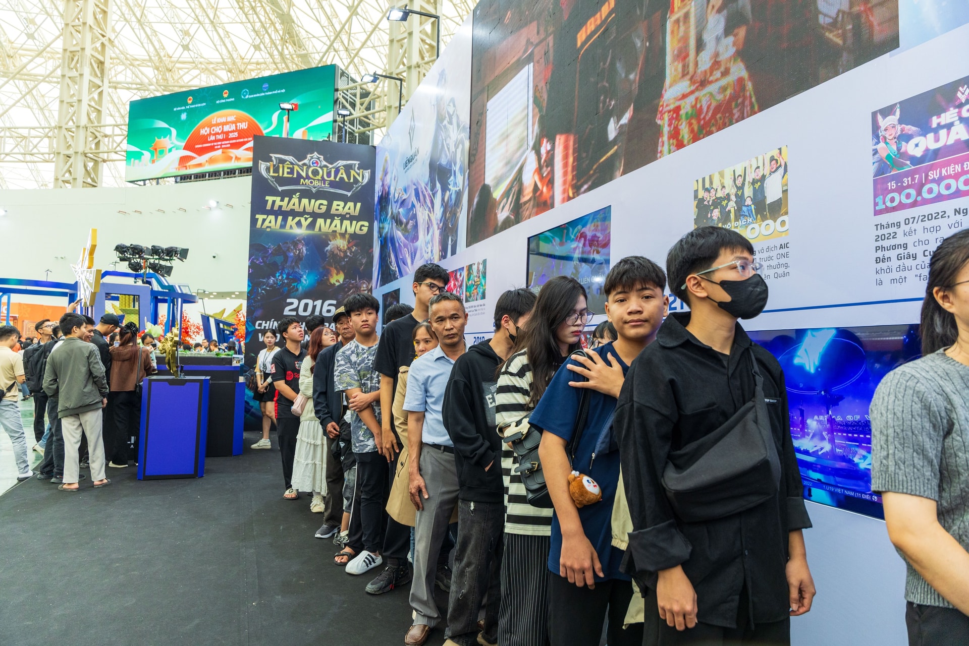 Người dân xếp hàng trải nghiệm 'siêu hội chợ' trong  ngày đầu mở cửa- Ảnh 2. Người dân xếp hàng trải nghiệm 'siêu hội chợ' trong  ngày đầu mở cửa- Ảnh 2.
