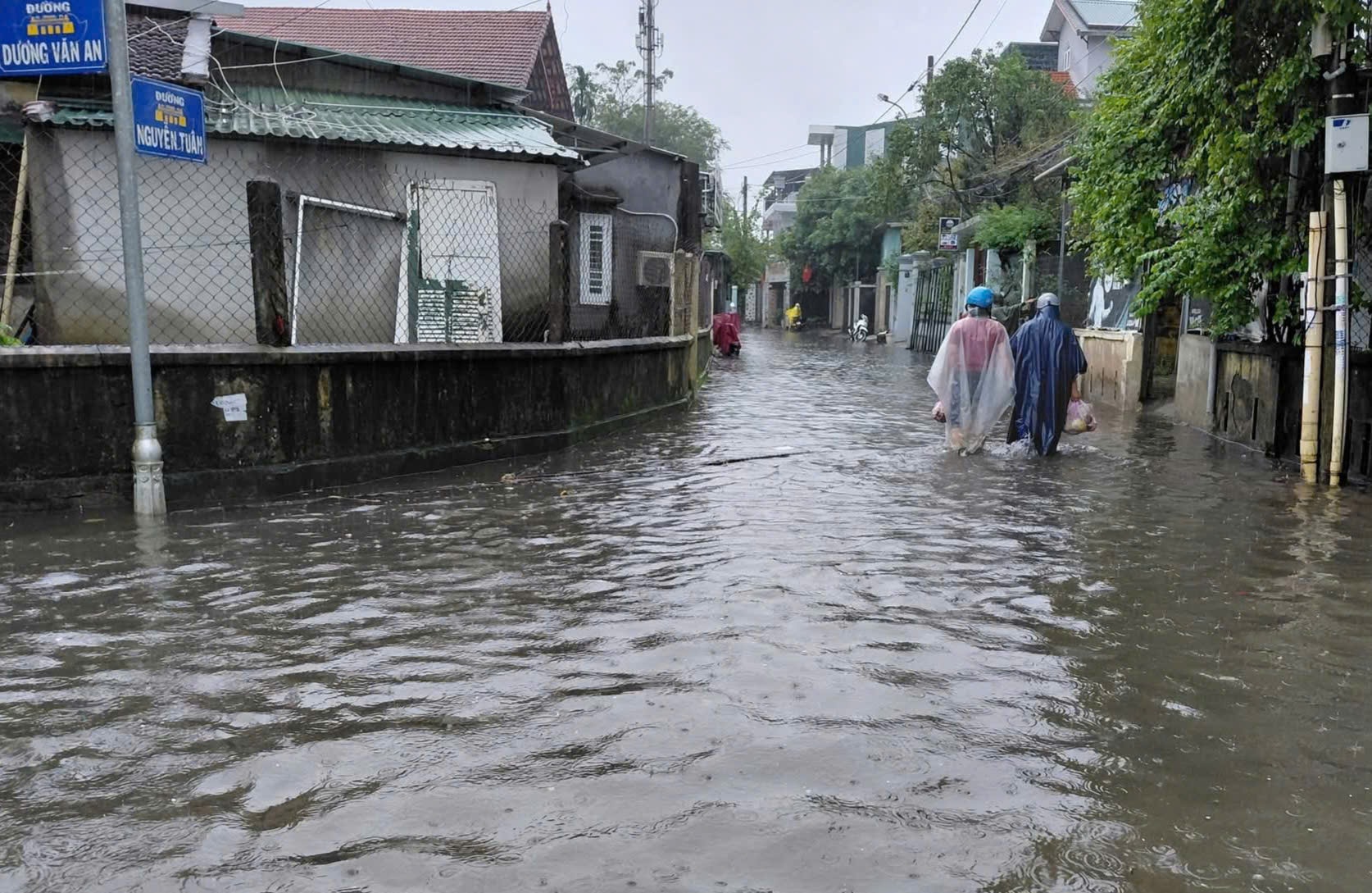Huế mưa trắng trời, học sinh toàn thành phố nghỉ ngày 27/10- Ảnh 2. Huế mưa trắng trời, học sinh toàn thành phố nghỉ ngày 27/10- Ảnh 2.