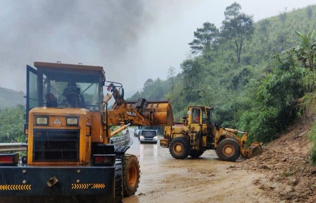 Một vị trí sạt lở trên đường Hồ Chí Minh thuộc tỉnh quảng Ngãi đang được khắc phục vào chiều 26/10.