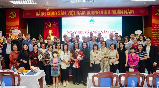 Tự chữa vảy nến, bệnh nhân phải nằm cáng nhập viện- Ảnh 4. Tự chữa vảy nến, bệnh nhân phải nằm cáng nhập viện- Ảnh 4.