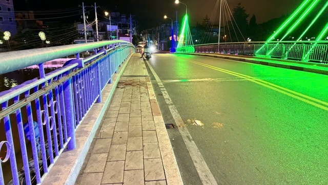 Hai anh em bán bánh chiên bị đâm giữa cầu, em trai 16 tuổi tử vong- Ảnh 1. Hai anh em bán bánh chiên bị đâm giữa cầu, em trai 16 tuổi tử vong- Ảnh 1.