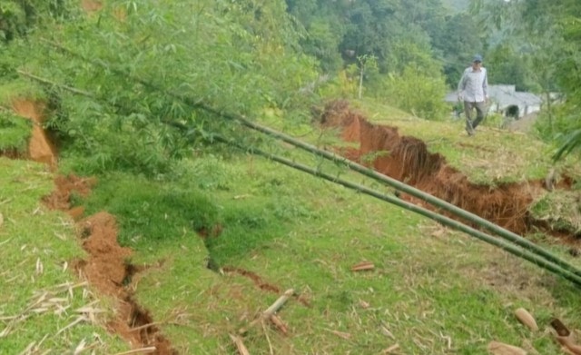 Sạt lở đe dọa 19 hộ dân và Trường Mầm non Lâm Phú- Ảnh 3. Sạt lở đe dọa 19 hộ dân và Trường Mầm non Lâm Phú- Ảnh 3.