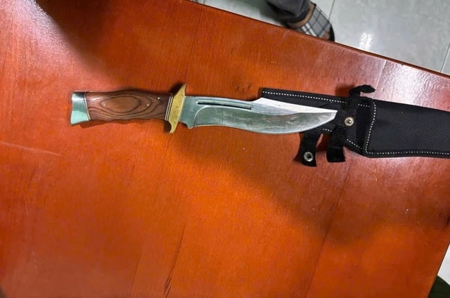 Nghi phạm đâm 2 anh em bán bánh chiên giữa cầu ra đầu thú- Ảnh 2. Nghi phạm đâm 2 anh em bán bánh chiên giữa cầu ra đầu thú- Ảnh 2.