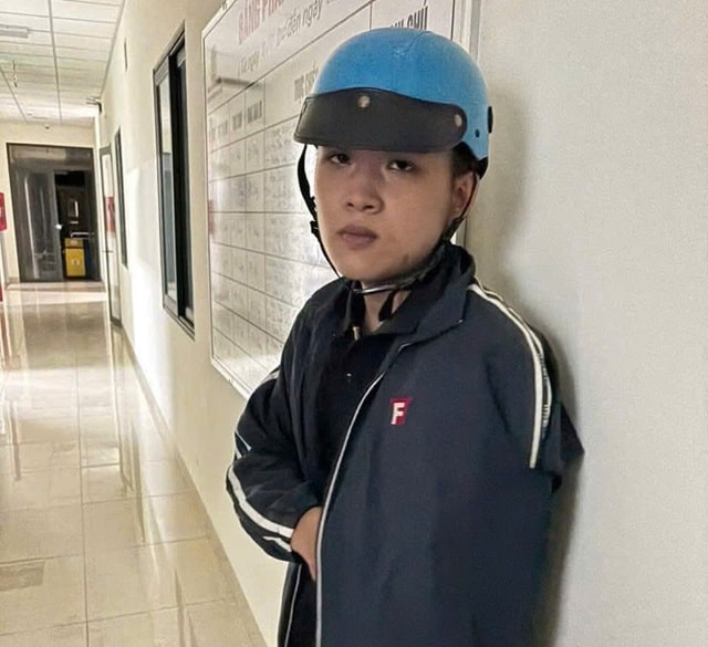 Nghi phạm đâm 2 anh em bán bánh chiên giữa cầu ra đầu thú- Ảnh 1. Nghi phạm đâm 2 anh em bán bánh chiên giữa cầu ra đầu thú- Ảnh 1.