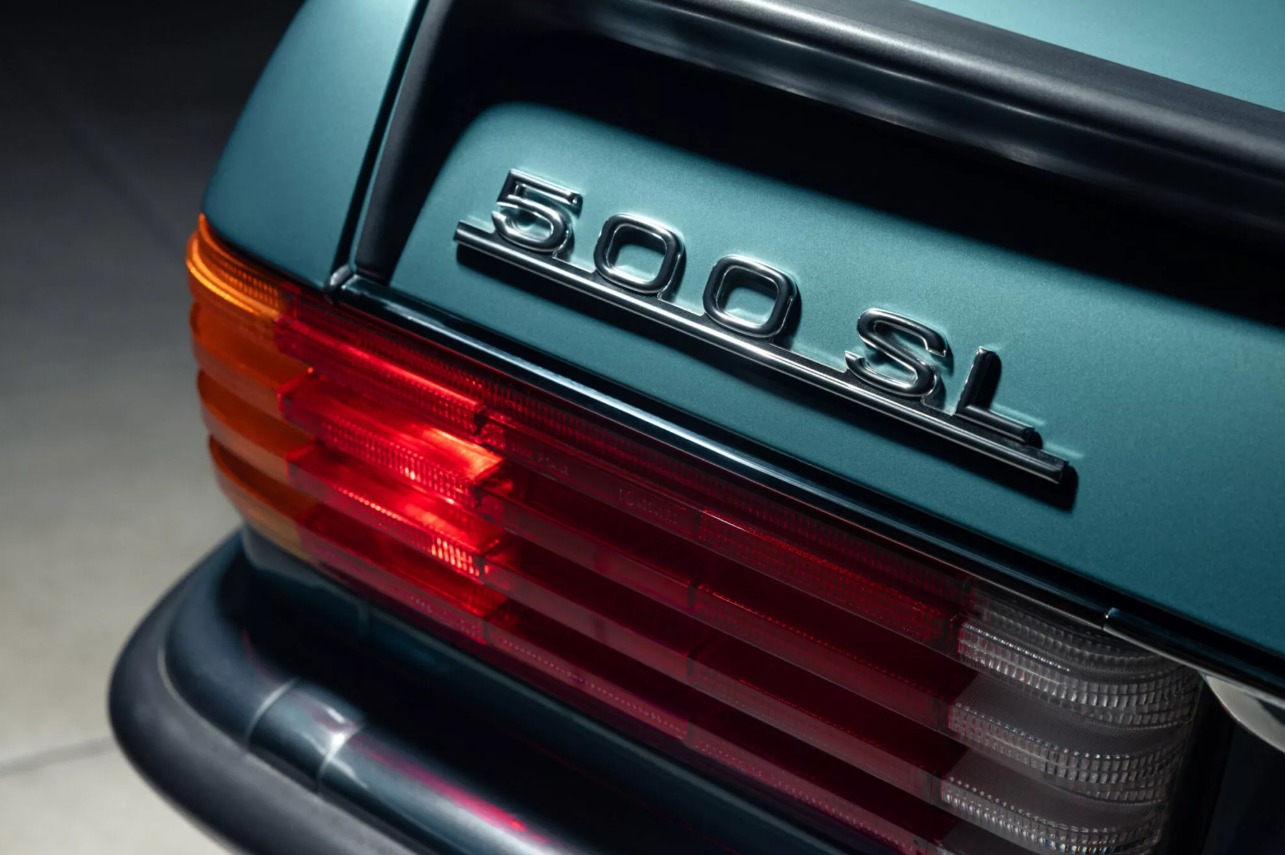 Lớp sơn của siêu xe cổ vẫn giữ nguyên được độ bóng do chưa tiếp xúc với ánh nắng mặt trời. (Ảnh: Carscoops)