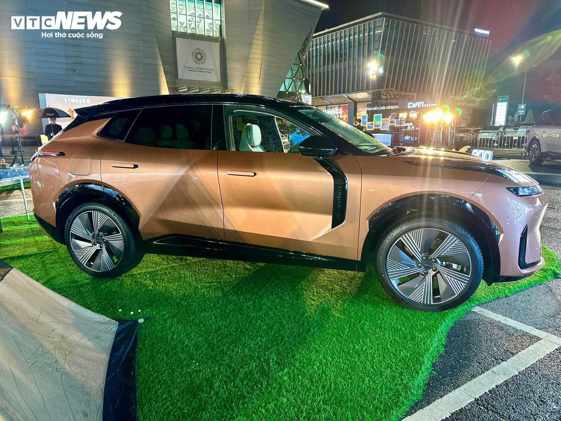 Chất lượng và tiêu chuẩn quốc tế của Lynk & Co 08 EM-P cũng được kiểm chứng khi mẫu xe này xuất sắc đạt xếp hạng 5 sao từ tổ chức Euro NCAP. (Ảnh: Mạnh Hùng)