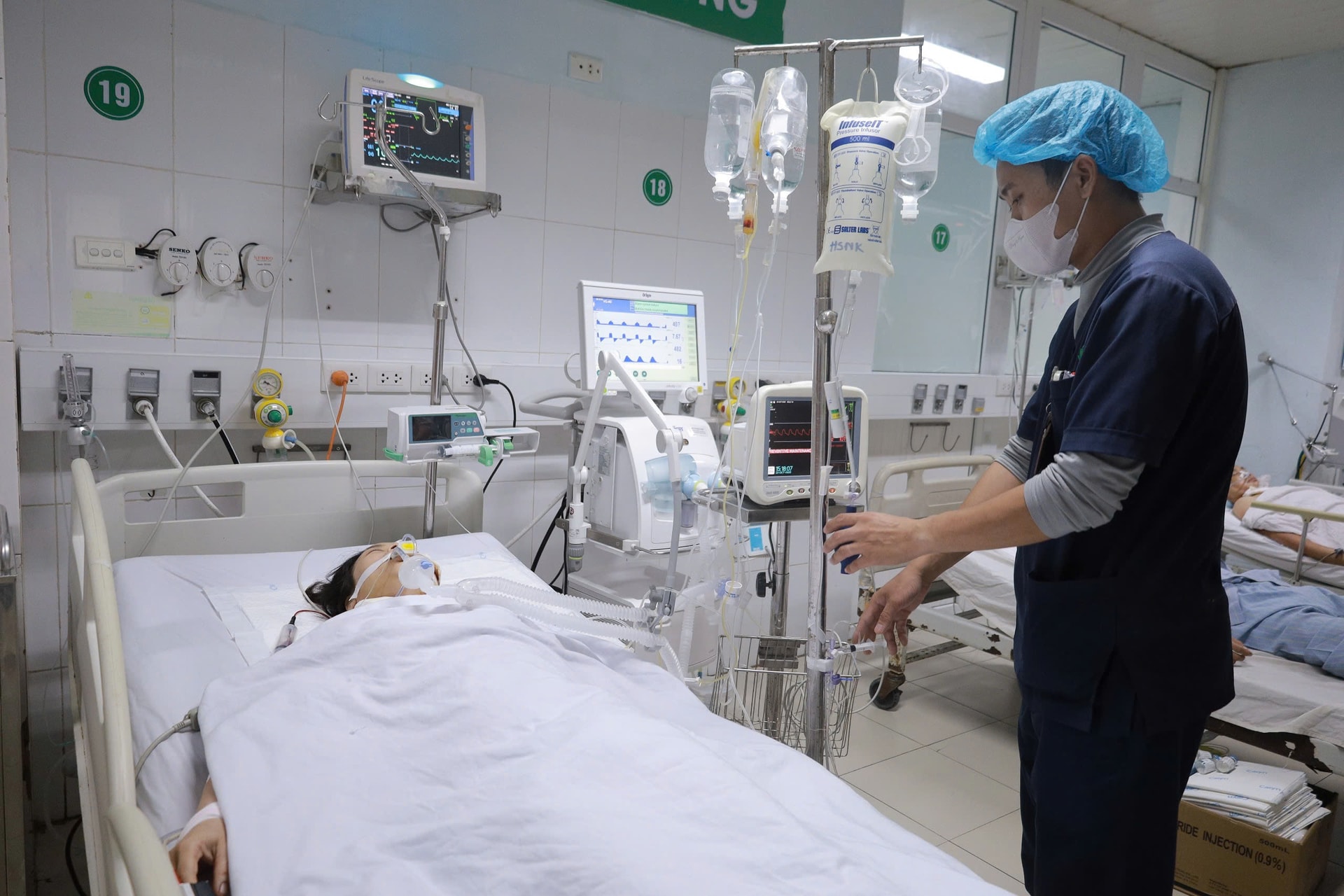 Sau phẫu thuật cấp cứu, điều dưỡng Nguyễn Thị Thùy Trang được chăm sóc và theo dõi sát sao.