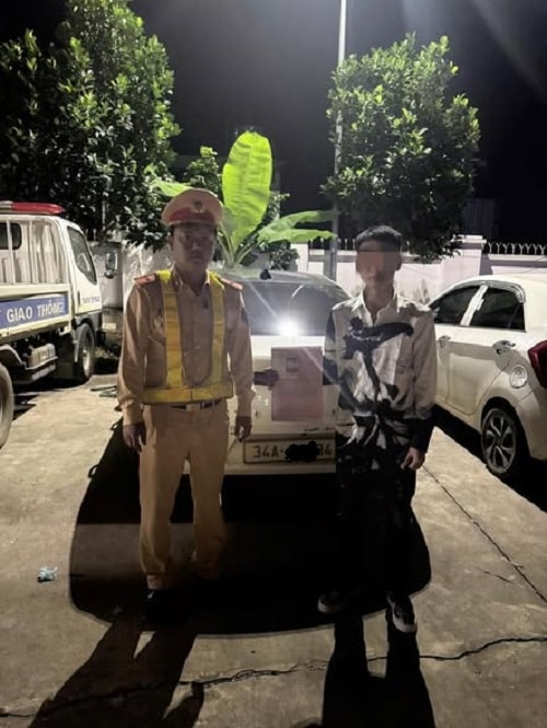 Cùng lúc dương tính với 4 nhóm chất cấm vẫn lái xe ô tô- Ảnh 1. Cùng lúc dương tính với 4 nhóm chất cấm vẫn lái xe ô tô- Ảnh 1.