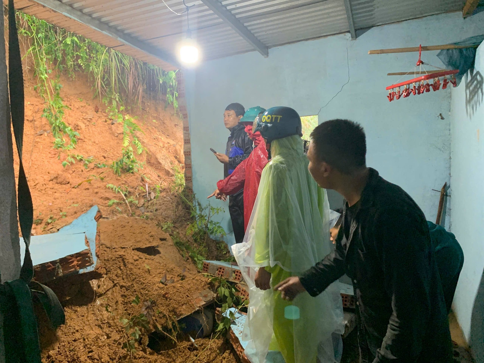 Đà Nẵng mưa xối xả gây sạt lở, nhà dân ngập sâu, nhiều tuyến đường tê liệt- Ảnh 1.