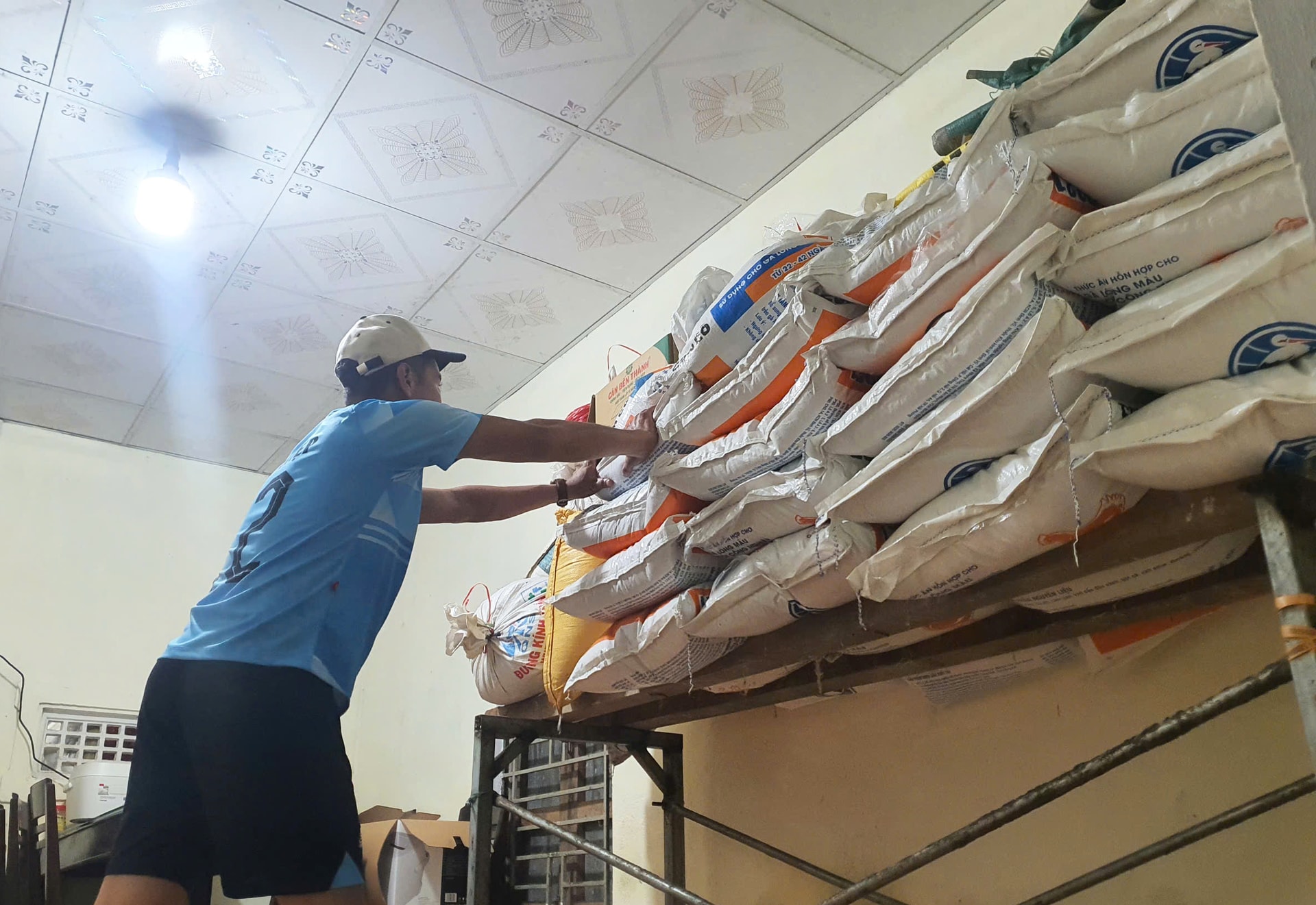 Người dân Đà Nẵng tất bật kê đồ, đóng bè tránh lũ- Ảnh 2. Người dân Đà Nẵng tất bật kê đồ, đóng bè tránh lũ- Ảnh 2.