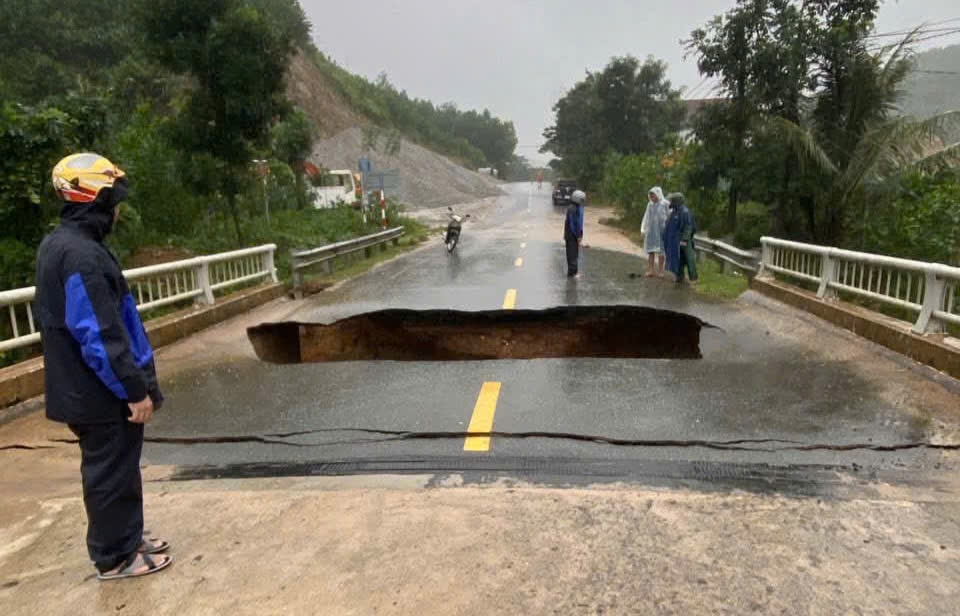 Đà Nẵng mưa xối xả gây sạt lở, nhà dân ngập sâu, nhiều tuyến đường tê liệt- Ảnh 2.
