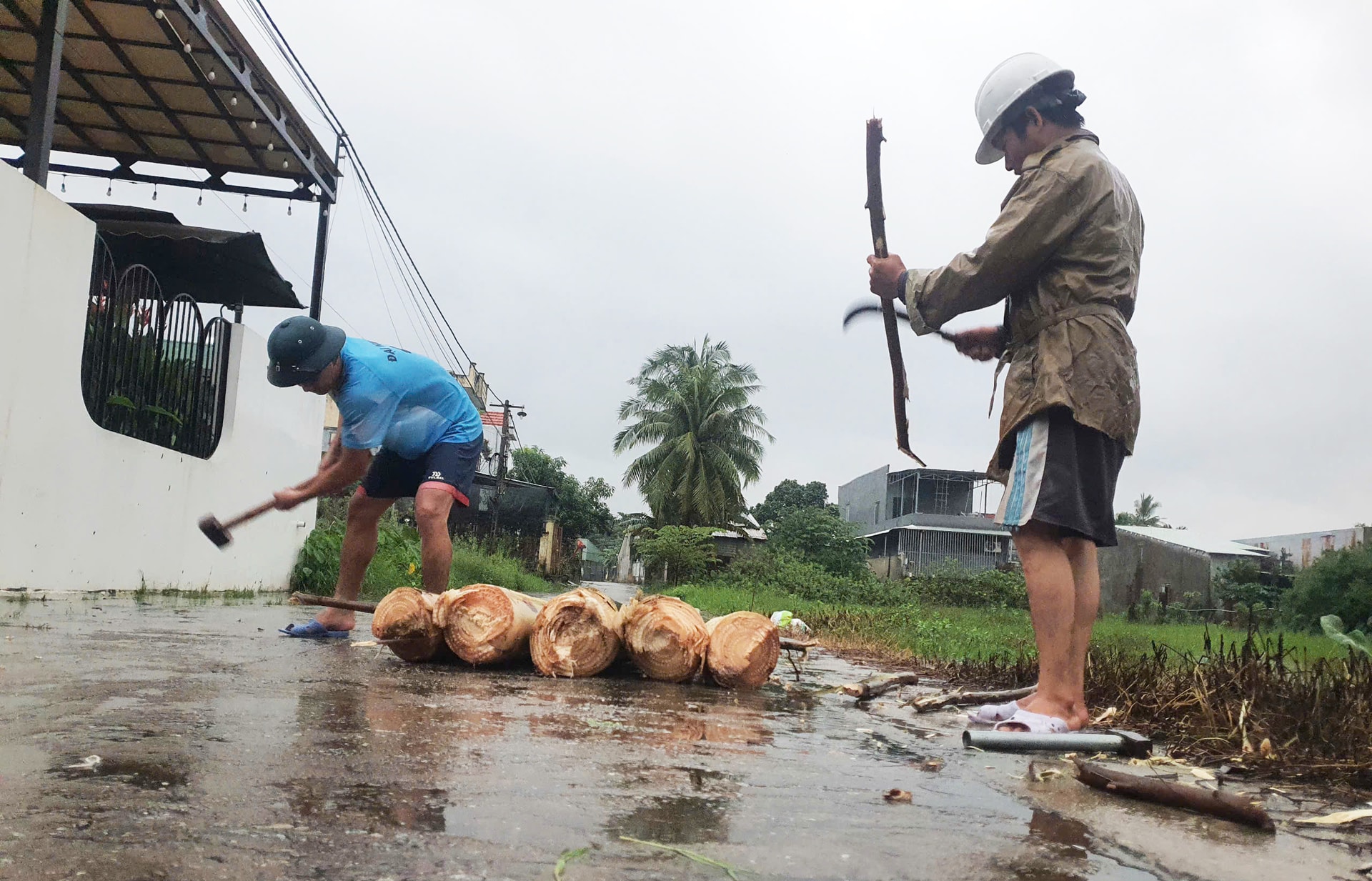 Người dân Đà Nẵng tất bật kê đồ, đóng bè tránh lũ- Ảnh 3. Người dân Đà Nẵng tất bật kê đồ, đóng bè tránh lũ- Ảnh 3.