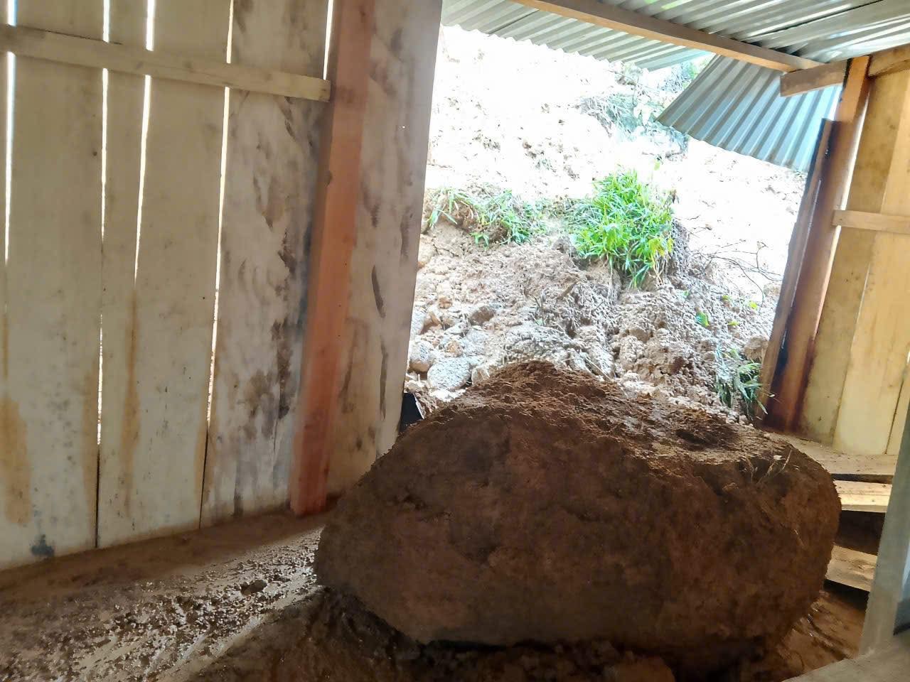 Đà Nẵng mưa xối xả gây sạt lở, nhà dân ngập sâu, nhiều tuyến đường tê liệt- Ảnh 3.