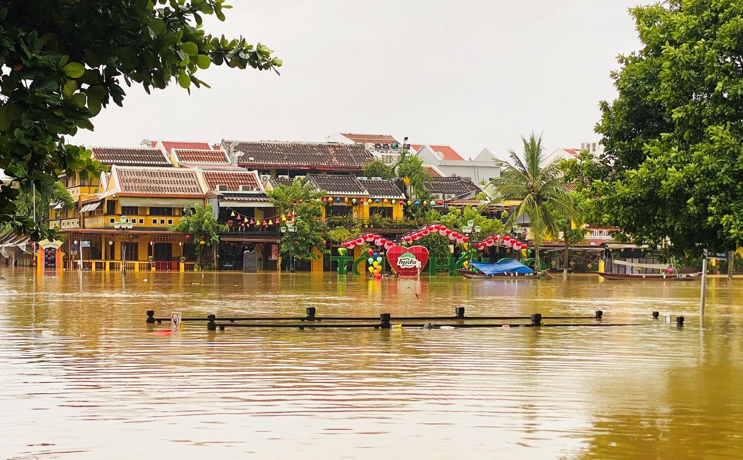 Đà Nẵng mưa xối xả gây sạt lở, nhà dân ngập sâu, nhiều tuyến đường tê liệt- Ảnh 7.