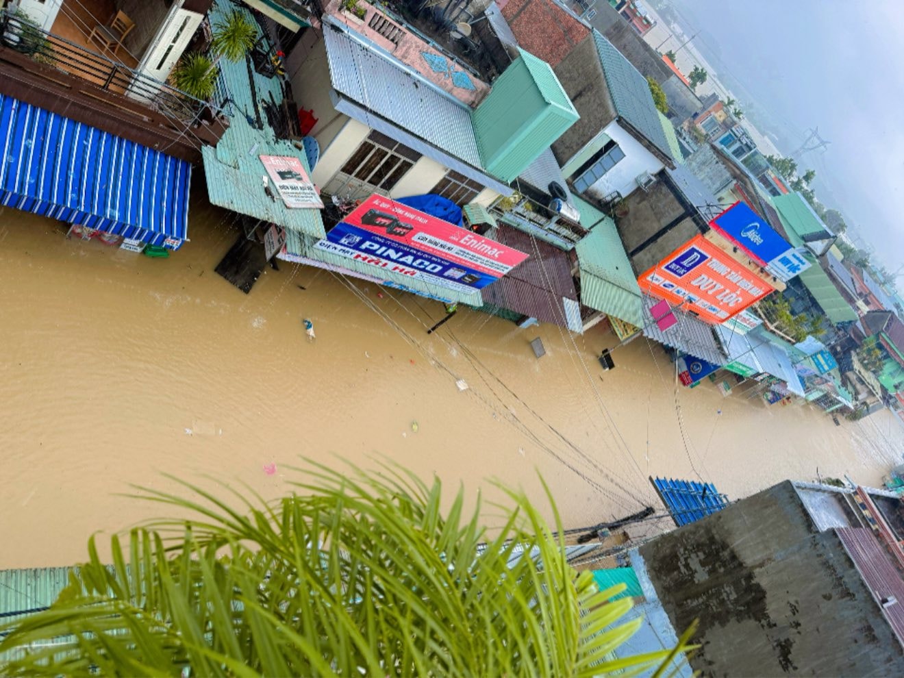 Đà Nẵng mưa xối xả gây sạt lở, nhà dân ngập sâu, nhiều tuyến đường tê liệt- Ảnh 8.