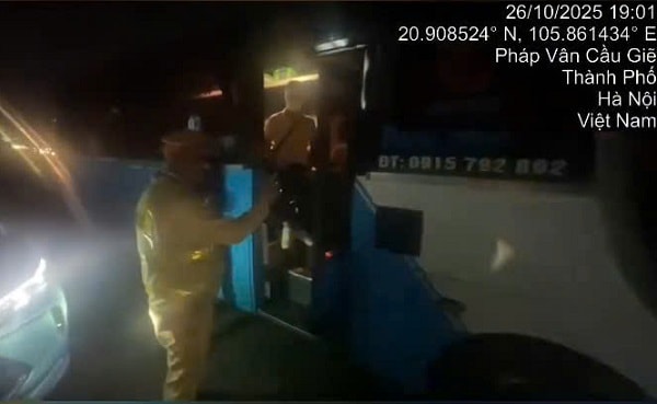 Xe 29 chỗ 'nhồi' 40 người chạy trên cao tốc, tài xế và chủ xe cùng bị phạt- Ảnh 1. Xe 29 chỗ 'nhồi' 40 người chạy trên cao tốc, tài xế và chủ xe cùng bị phạt- Ảnh 1.