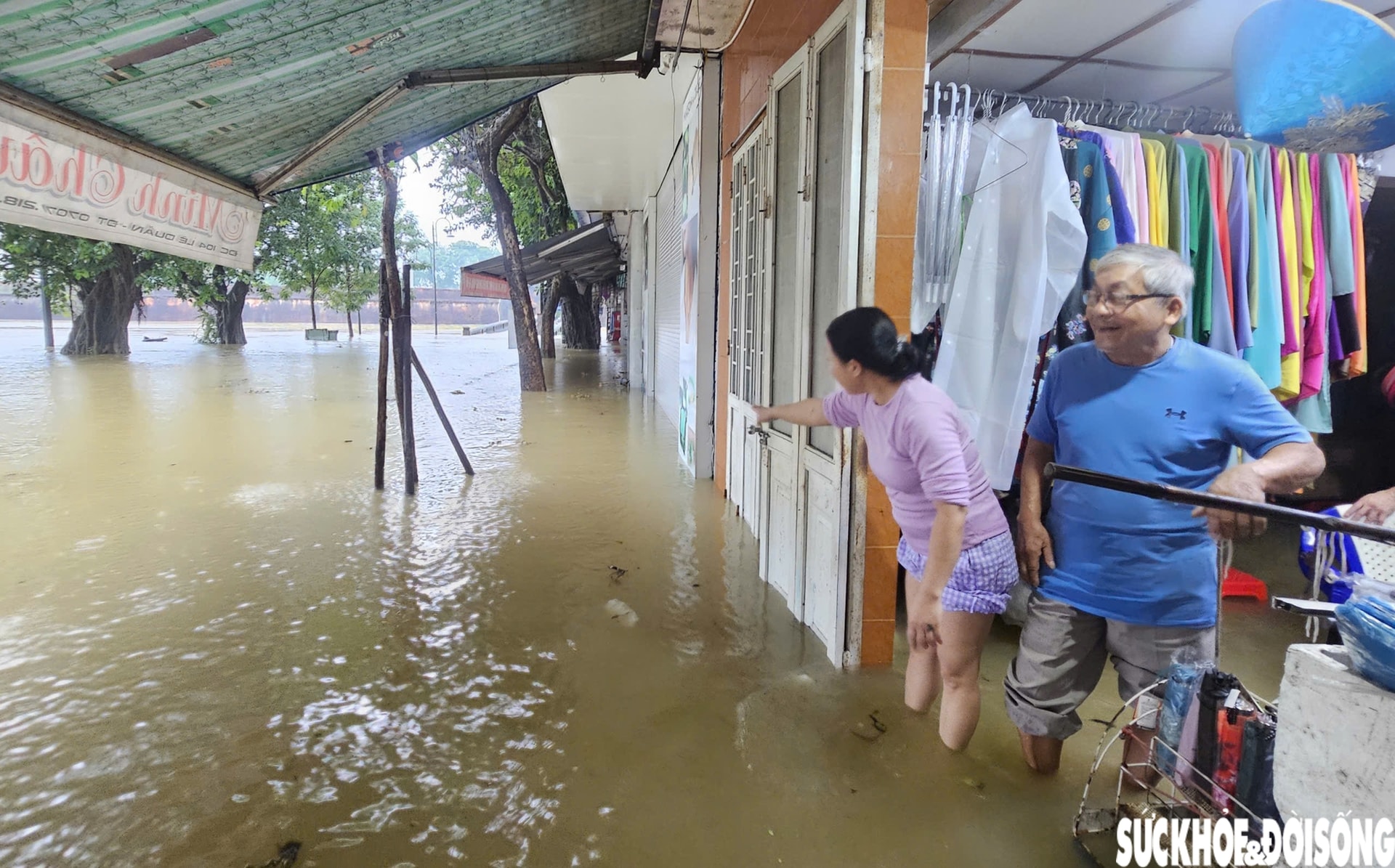Người dân sống bên Kinh thành Huế: 'Nước lên rất nhanh, có lẽ chỉ thua lũ năm 1999'- Ảnh 2. Người dân sống bên Kinh thành Huế: 'Nước lên rất nhanh, có lẽ chỉ thua lũ năm 1999'- Ảnh 2.