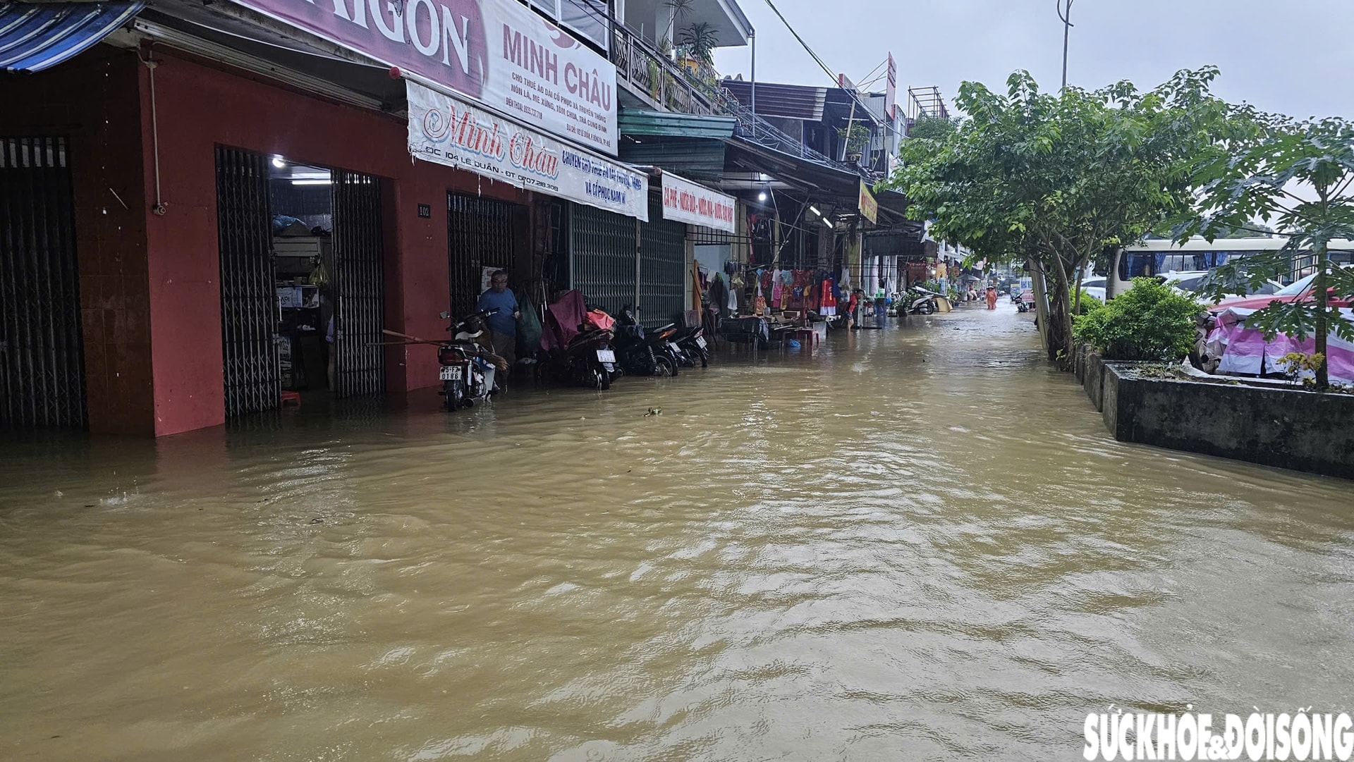 Người dân sống bên Kinh thành Huế: 'Nước lên rất nhanh, có lẽ chỉ thua lũ năm 1999'- Ảnh 4. Người dân sống bên Kinh thành Huế: 'Nước lên rất nhanh, có lẽ chỉ thua lũ năm 1999'- Ảnh 4.