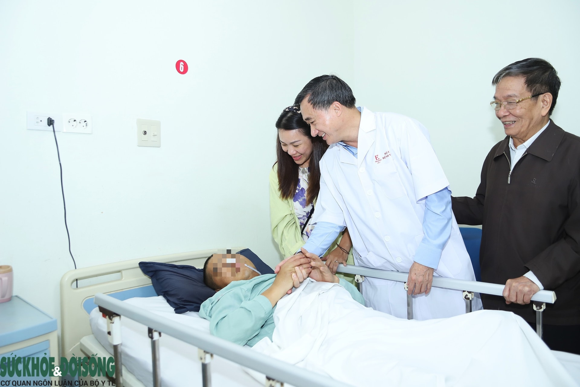 Từ phút sinh tử đến ngày trở về bên gia đình: Câu chuyện ấm lòng về tình người và sự tận tâm của thầy thuốc- Ảnh 4. Từ phút sinh tử đến ngày trở về bên gia đình: Câu chuyện ấm lòng về tình người và sự tận tâm của thầy thuốc- Ảnh 4.