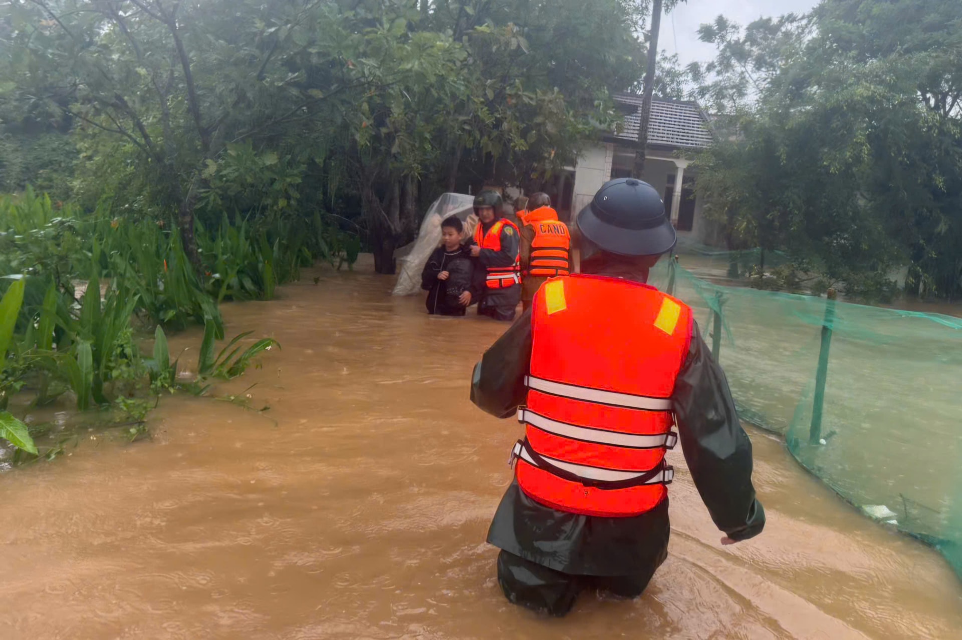 Nước lũ ở Huế lên nhanh, quân đội dùng ca nô đưa sản phụ đến cơ sở y tế- Ảnh 4. Nước lũ ở Huế lên nhanh, quân đội dùng ca nô đưa sản phụ đến cơ sở y tế- Ảnh 4.