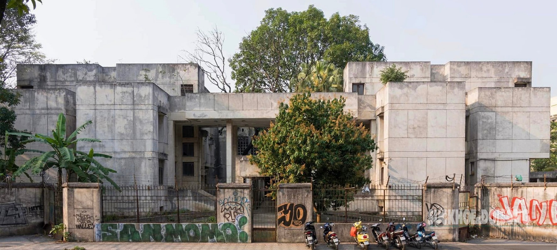 Nhà hoang giữa phố 'lột xác' ngoạn mục- Ảnh 1.